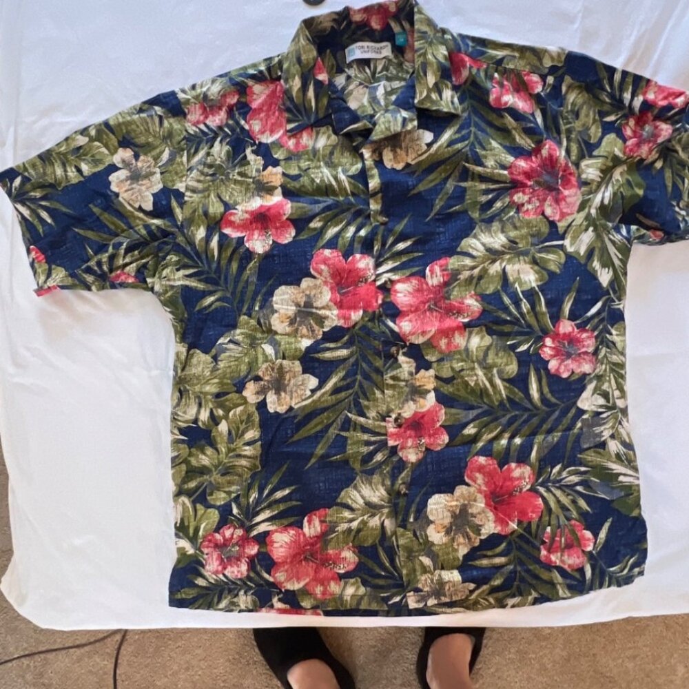 Tori Richard Uniforms Hawaiian Style Floral Button-Up Shirt M Cotton/Rayon Blend